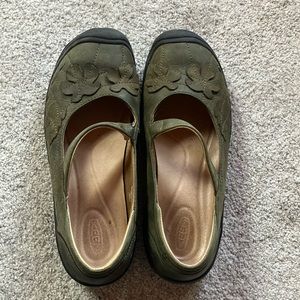 Keen Mary Jane Nubuck Leather Floral Applique Green Hiking Women's Sz 9/39.5